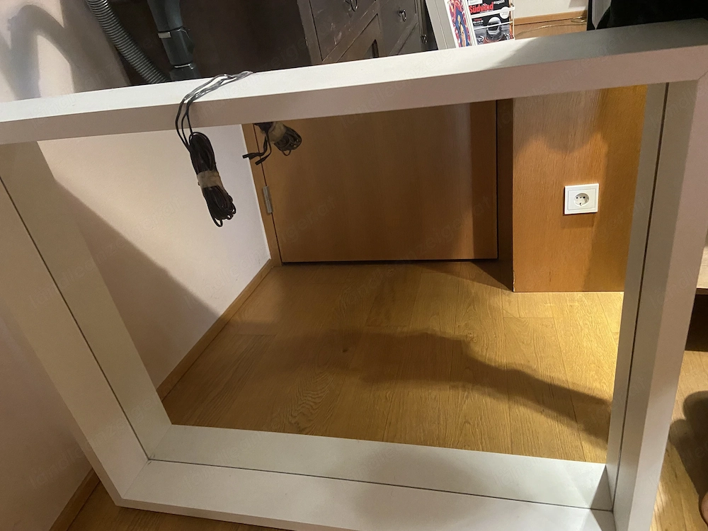 Badezimmerspiegel mit weissem Rahmen und integriertem Licht