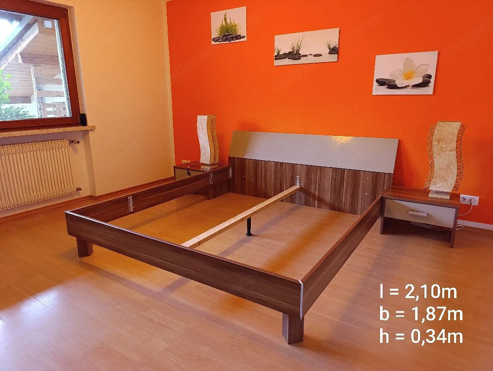 Doppelbett mit  Nachtkästchen