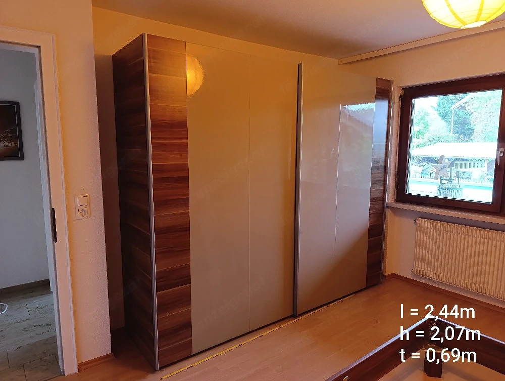 Schlafzimmer Nussbaumoptik   Doppelbett, Schwebetürenschrank, Nachtkästchen 
