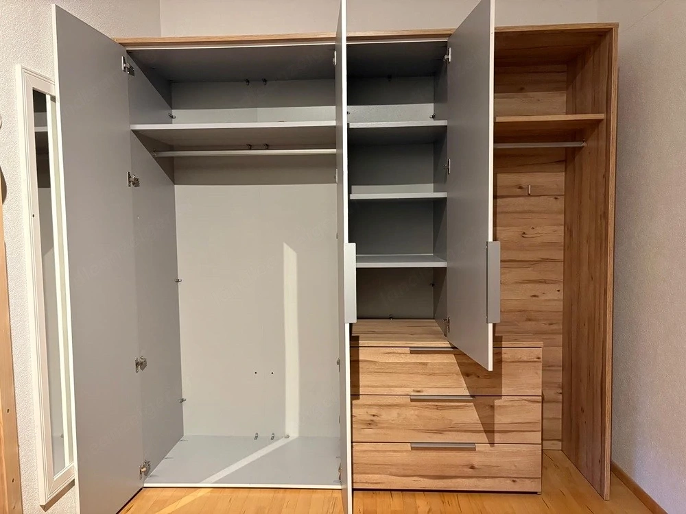 Kleiderschrank