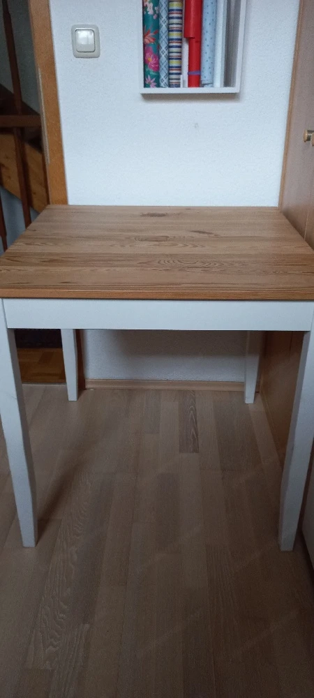 Kleiner Holztisch 