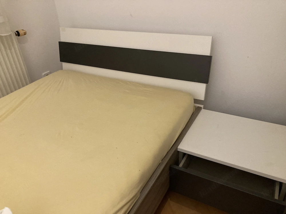 Bett mit Nachtkästchen, Lattenrost und Matratze 