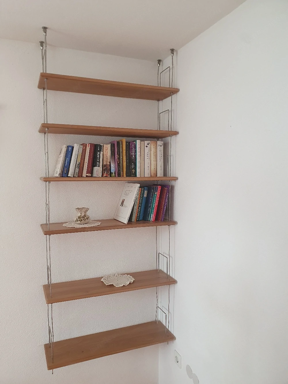 Bücherregal hängend