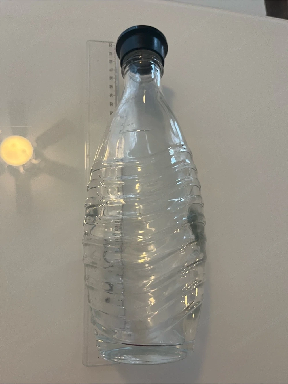 Original SodaStream Glaskaraffe mit elegantem geriffeltem Design und schwarzem Schraubdeckel. Fassun