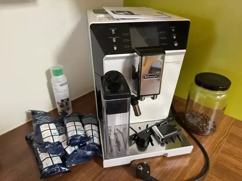 De'Longhi PrimaDonna Class ECAM 556.55.W Kaffeevollautomat inkl. Zubehör