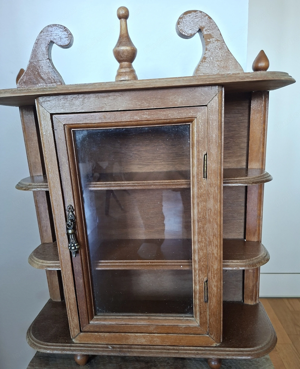 Altes Holzschränkchen 