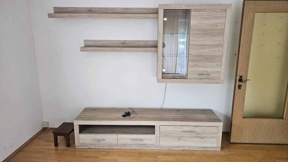 Wohnzimmerschrank mit Beleuchtung 