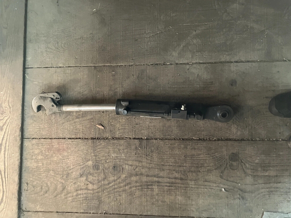 Verkaufe defekten hydraulischen KAT 2 Oberlenker bzw. zum Reparieren