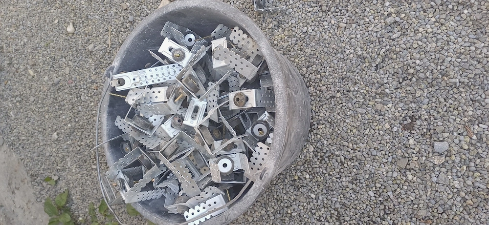 Abhängebügel für Decken schallentkoppelt zu verschenken