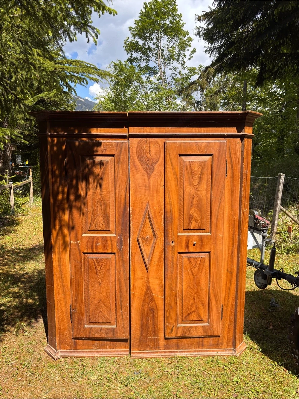 Kleiderschrank aus massiven Fichtenholz (mit Holzschrauben verbunden)