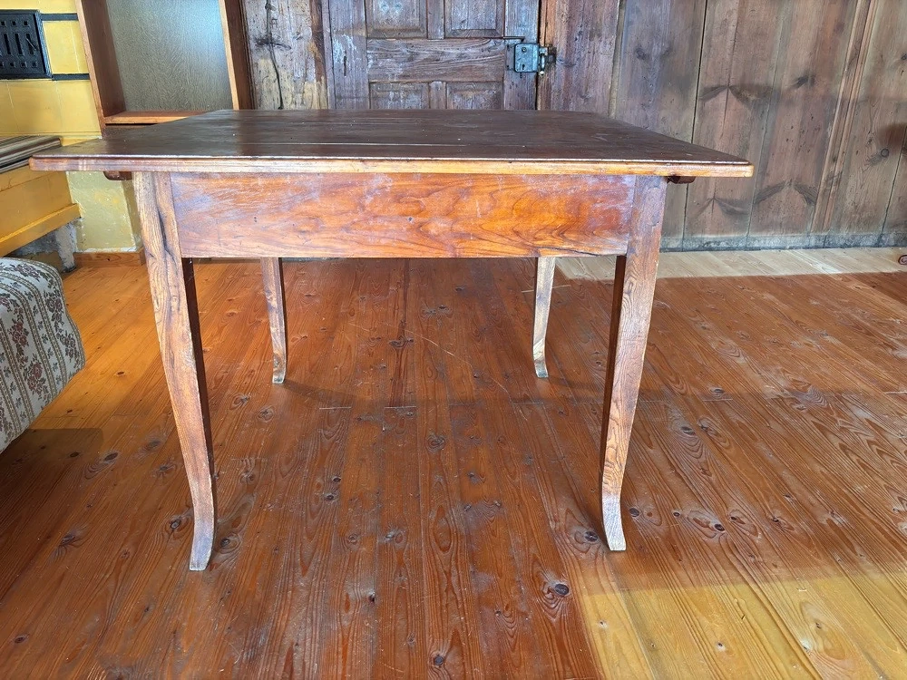 Tisch aus Kirschholz