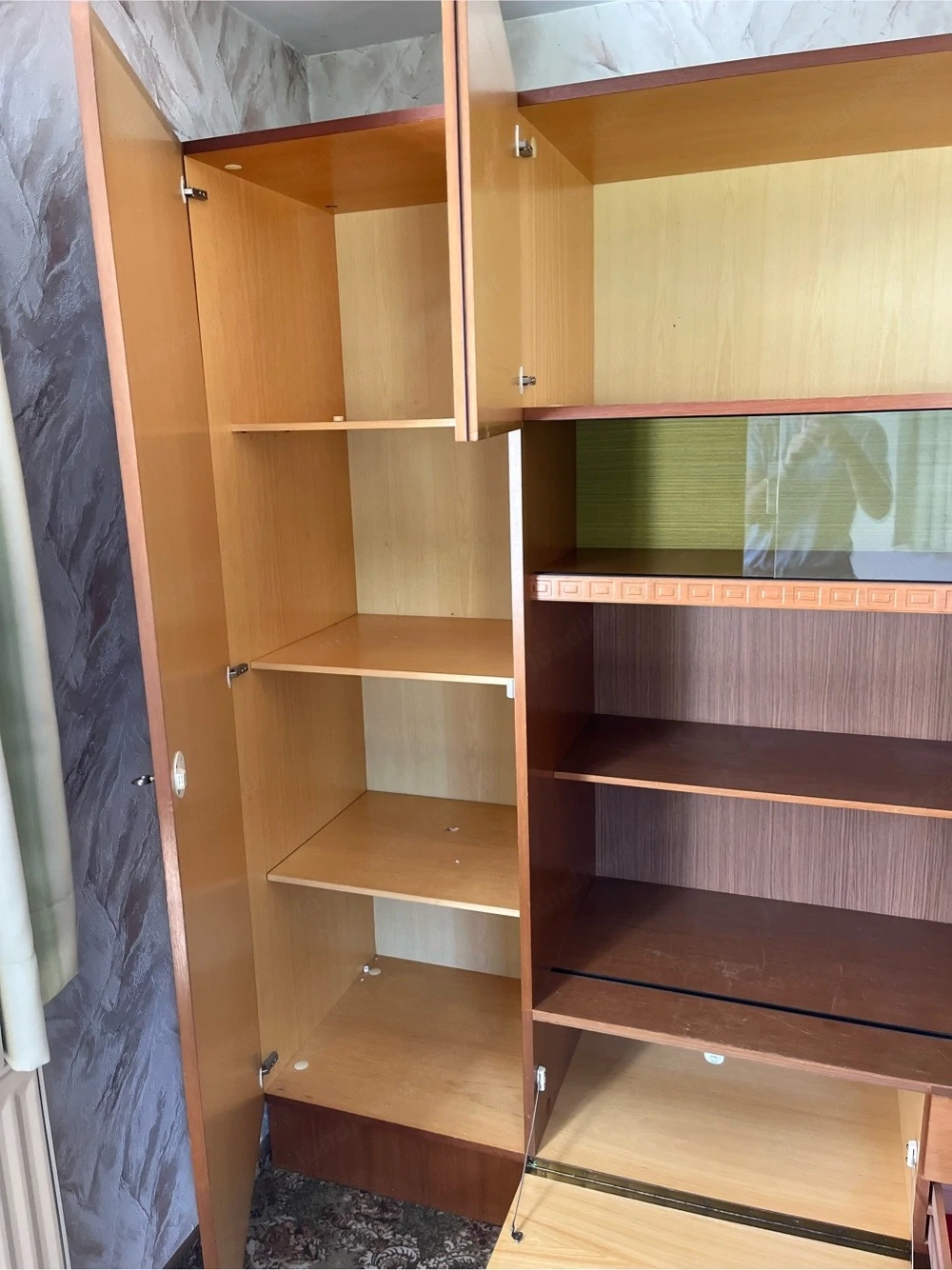 schöner Wohnzimmerschrank