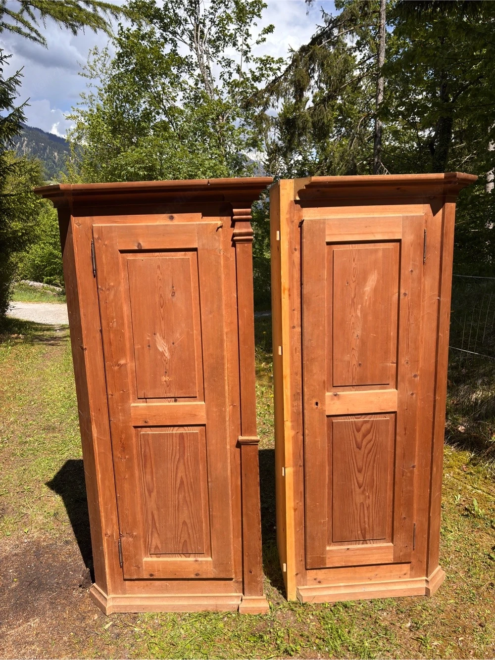 stilvoller alter Bauernkleiderkasten aus Massivholz 