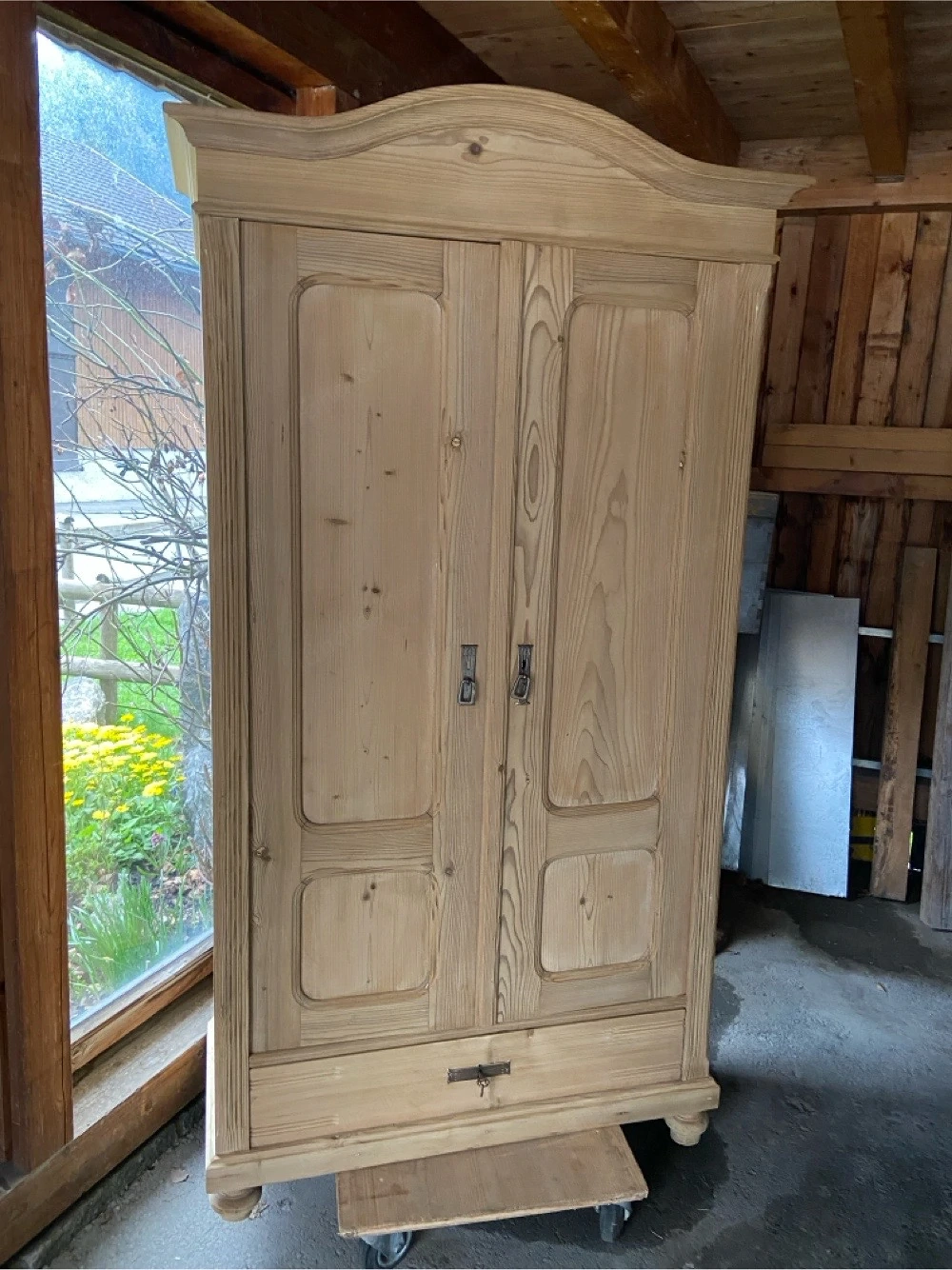 Alter schrank