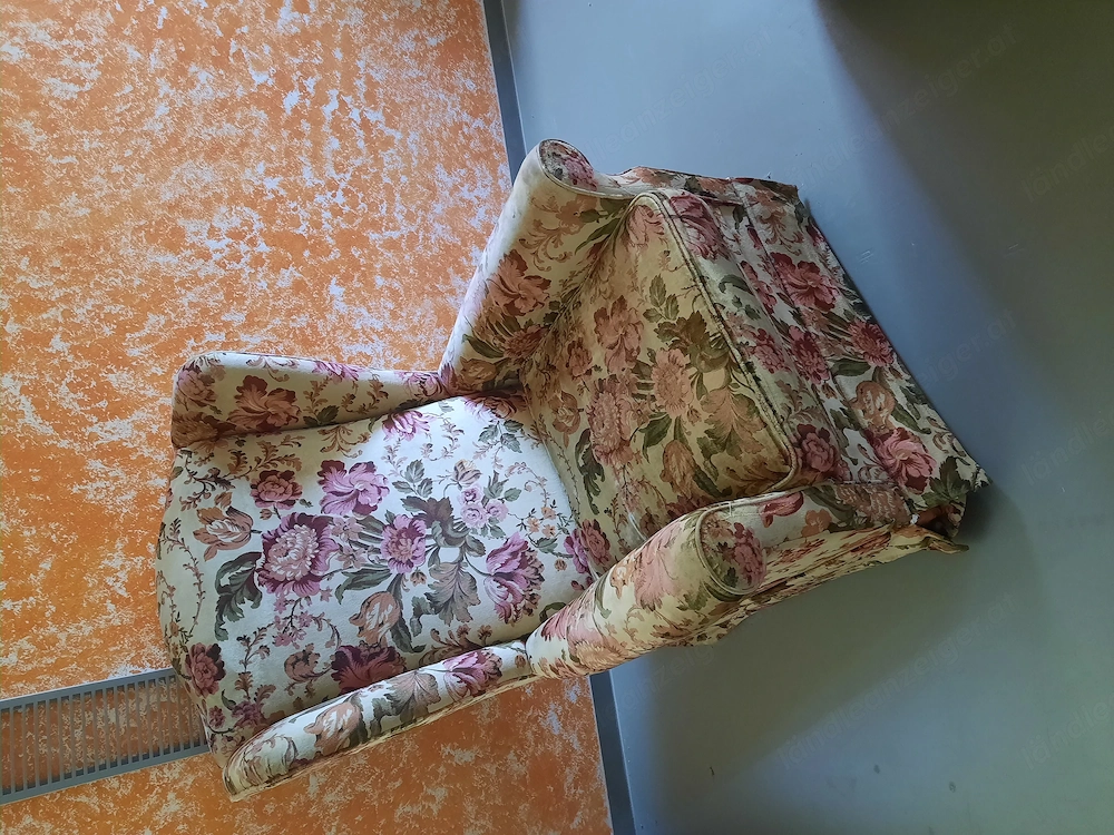 Alter Ohrensessel mit Rädchen