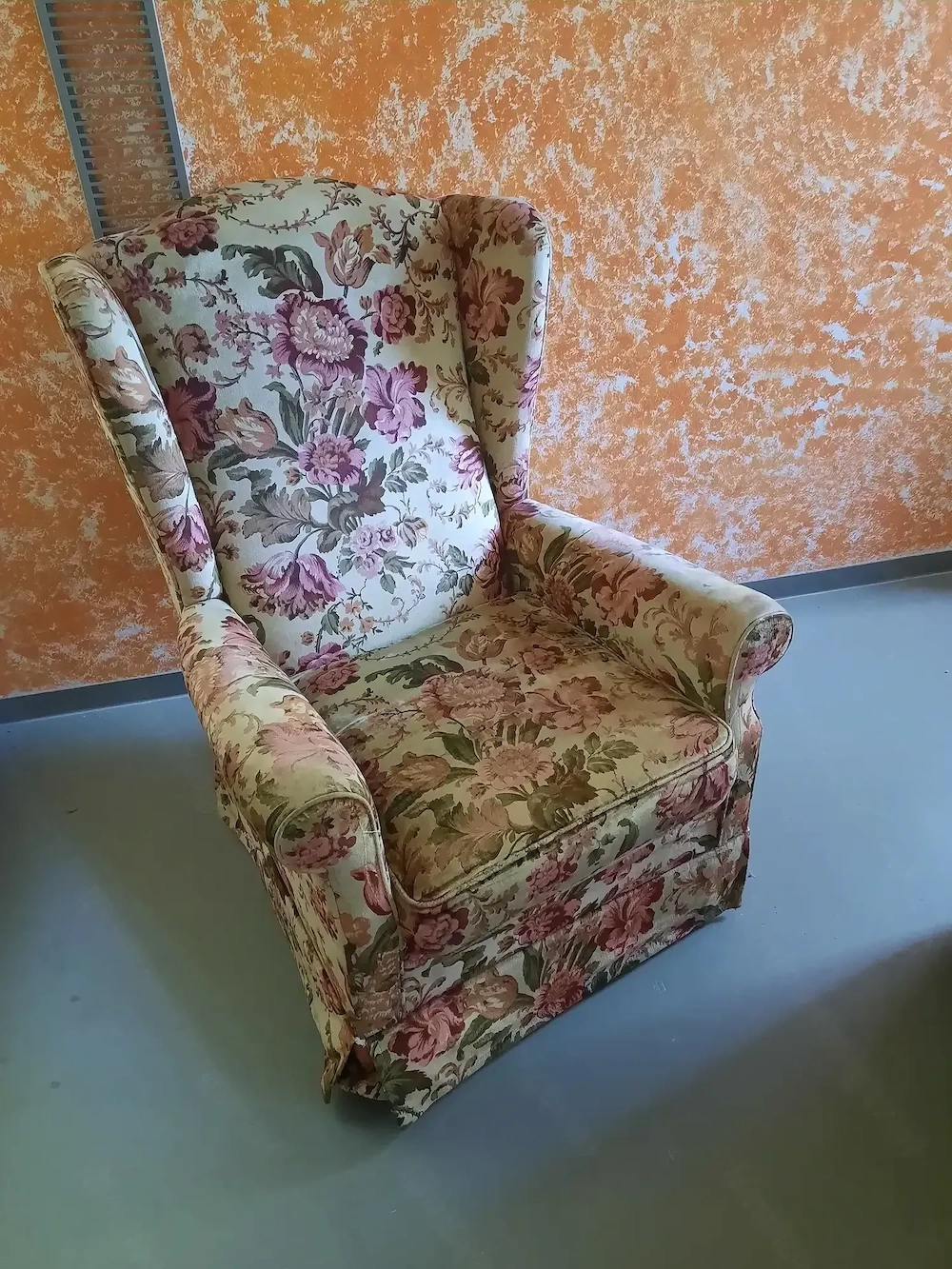 Alter Ohrensessel mit Rädchen