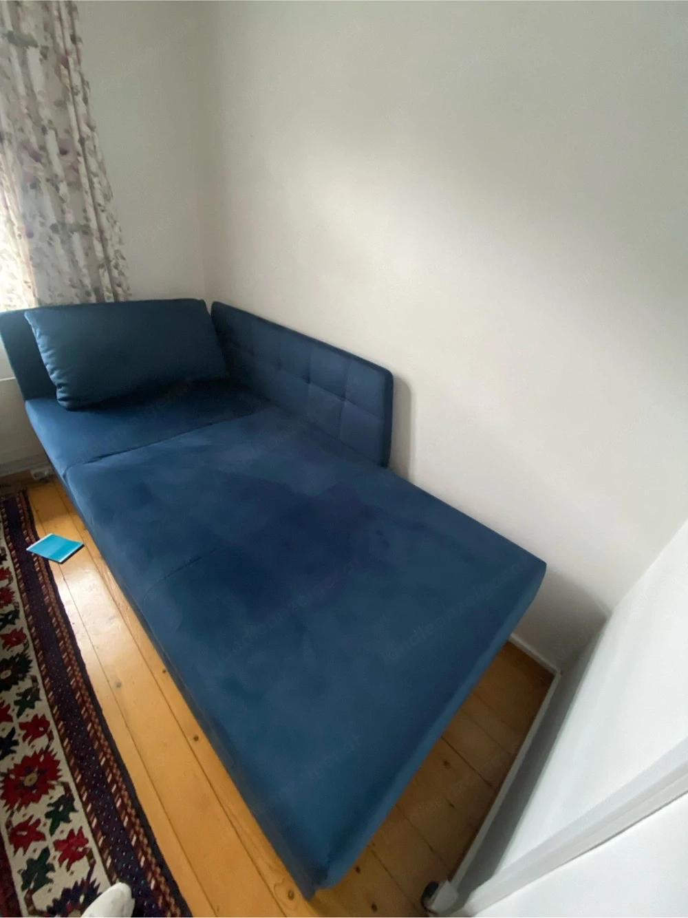 Sehr bequemes Schlafsofa in dunkelblau