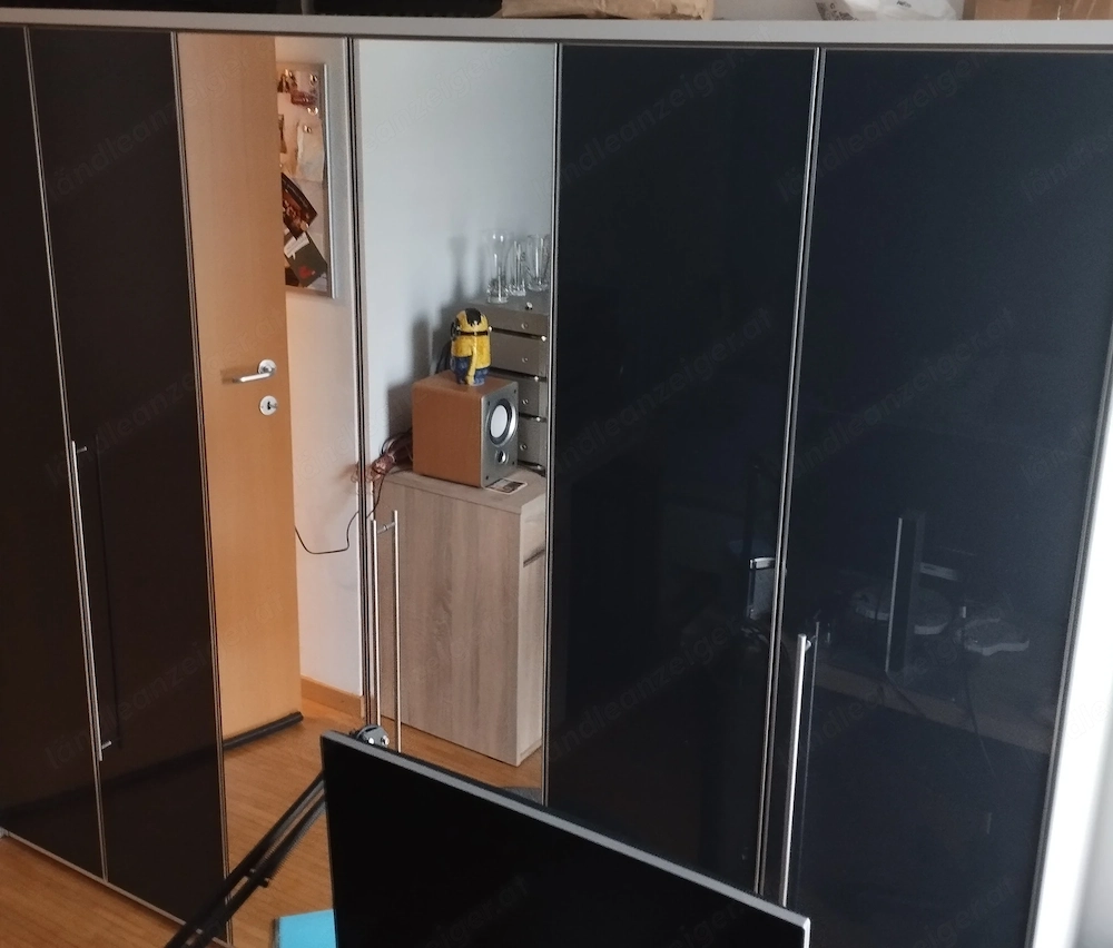 Kleiderschrank Schrank mit Blum Beschlägen... Extra Anfertigung mir 3 Faltüren, davon 1 mit Spiegel 