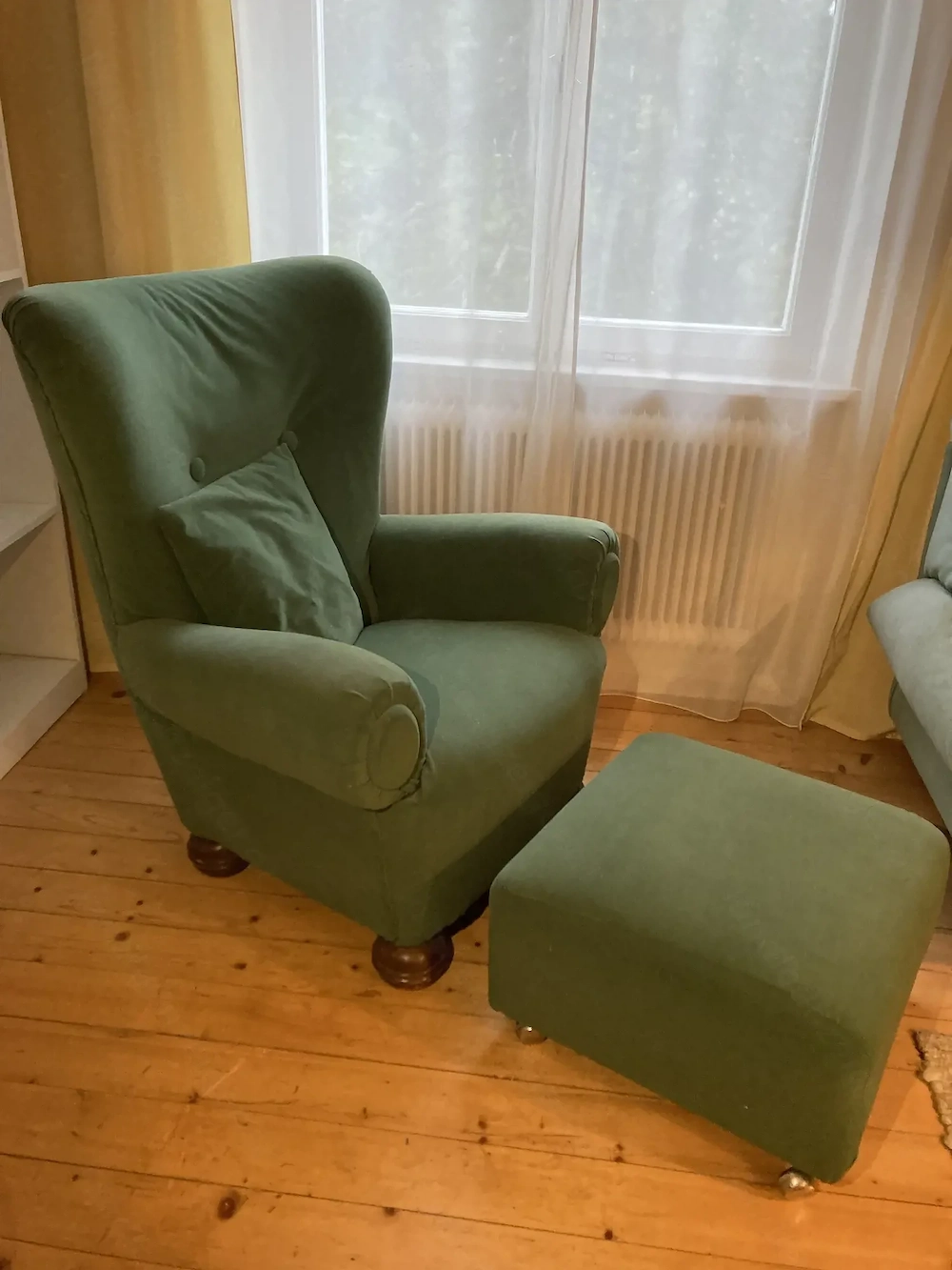Polsterlehnstuhl   mit  Fußhocker