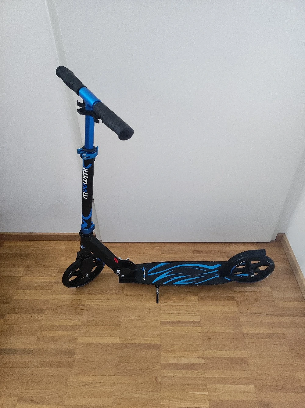 neuerer Muuwmi Scooter blau schwarz
