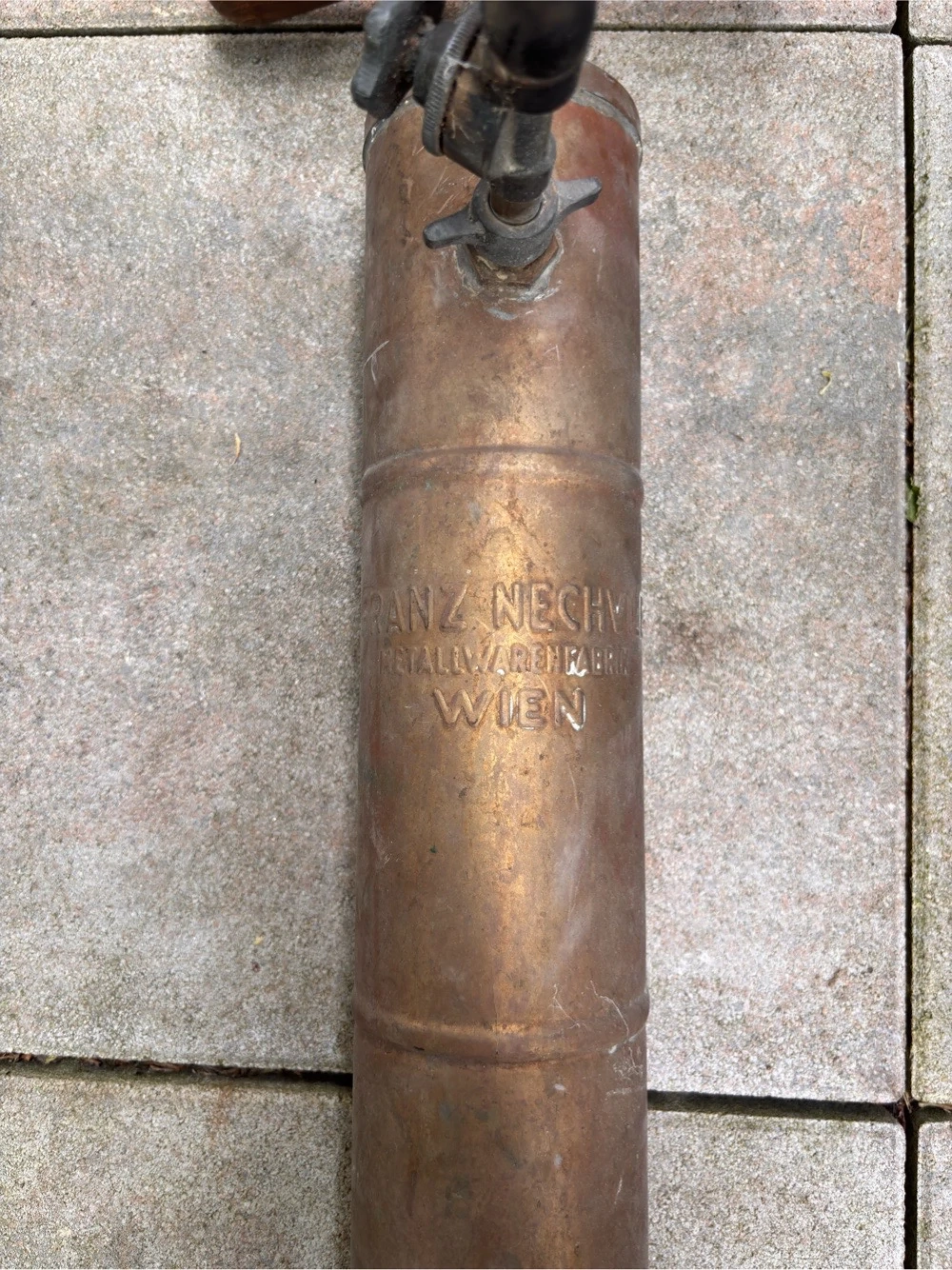 Historische Kupfer-Handpumpe mit Patina   Franz Nechwille Wien  