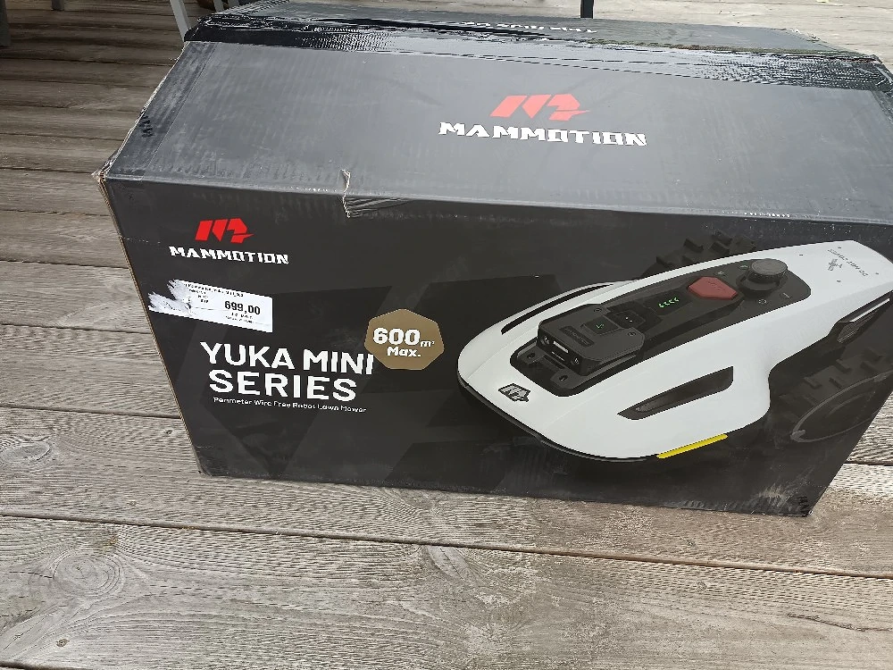 Neuer Mammotion Rasenmäher mit neuer Garage