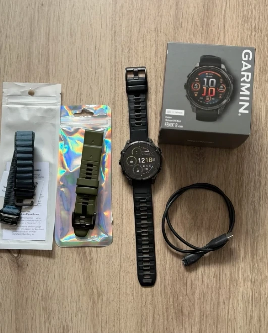 Garmin Fenix 8 47mm Smartwatch mit 2 Armbändern