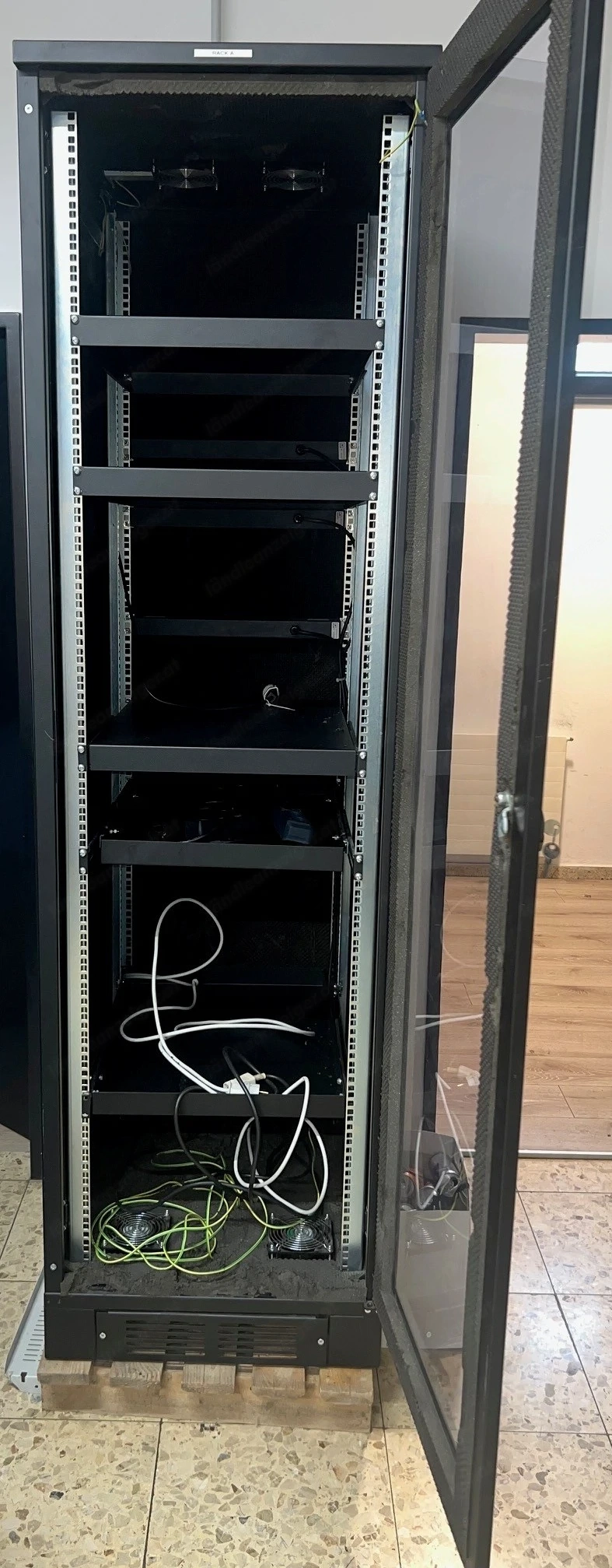 Serverschrank 42HE, Schallgedämmt und belüftet