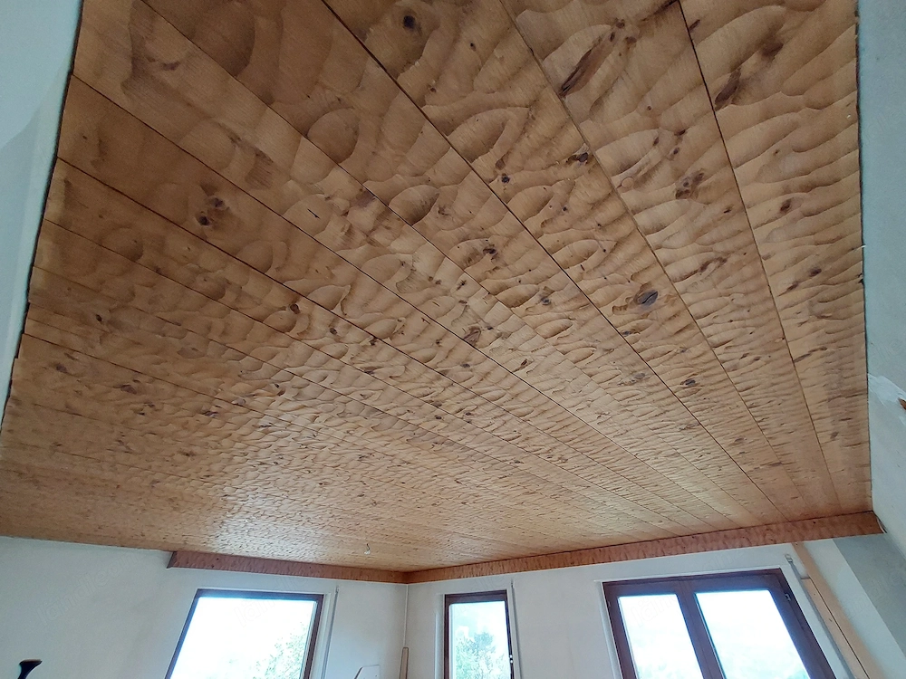 Holzdecke behauen