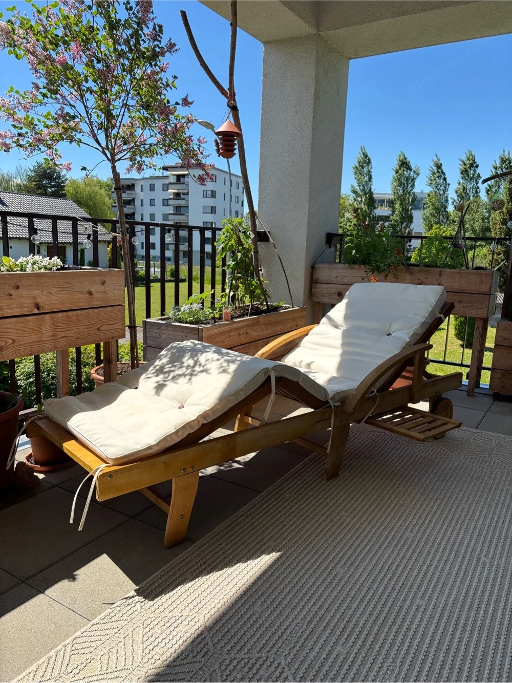 2 Stk. Sonnenliegen aus Echtholz inkl. Auflagen & Ausziehtisch