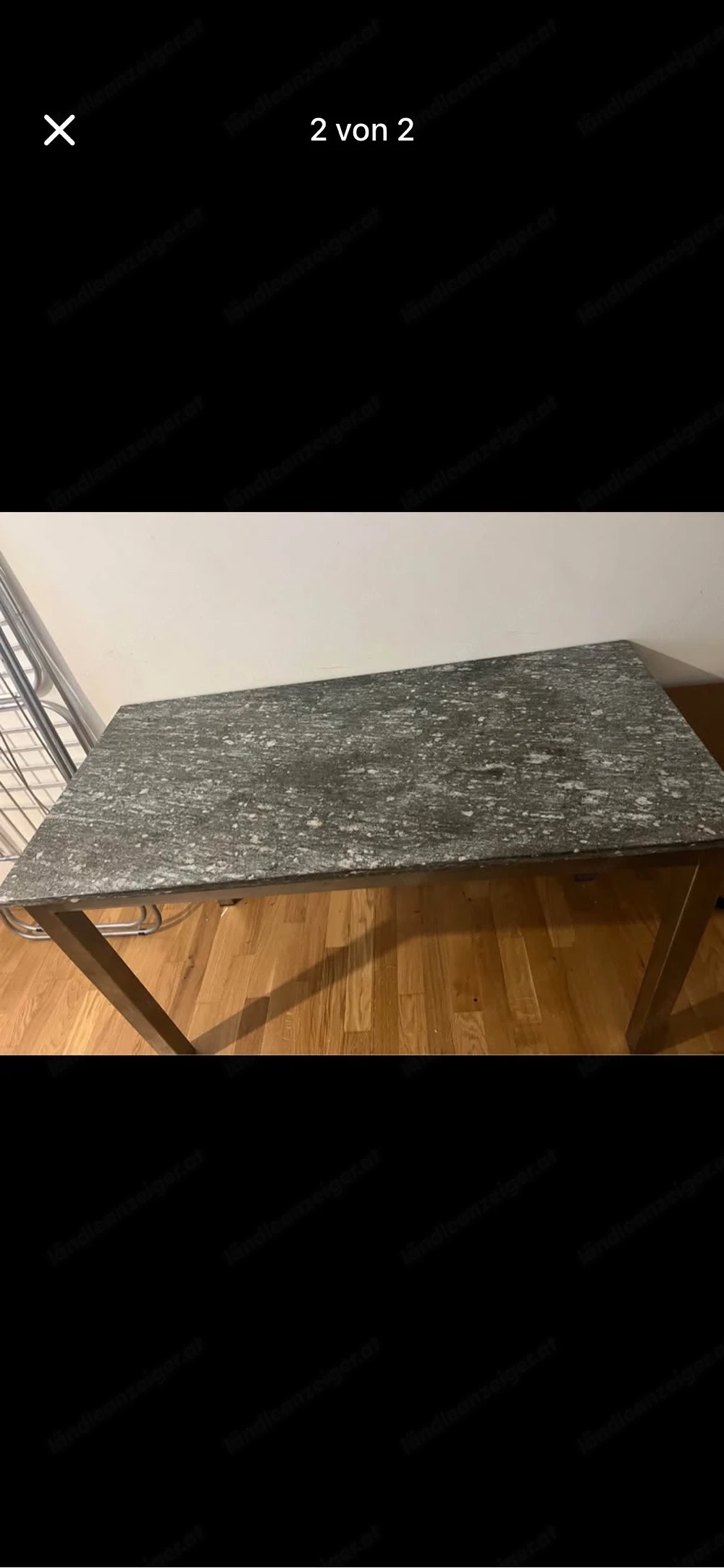 Tisch mit Steinplatte