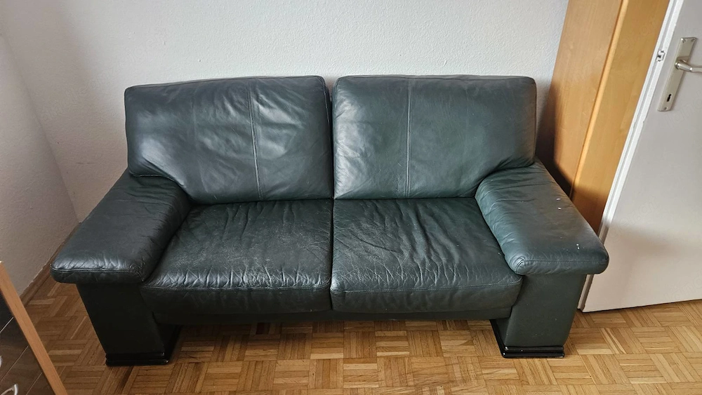 2 dunkelgrüne Ledersofas