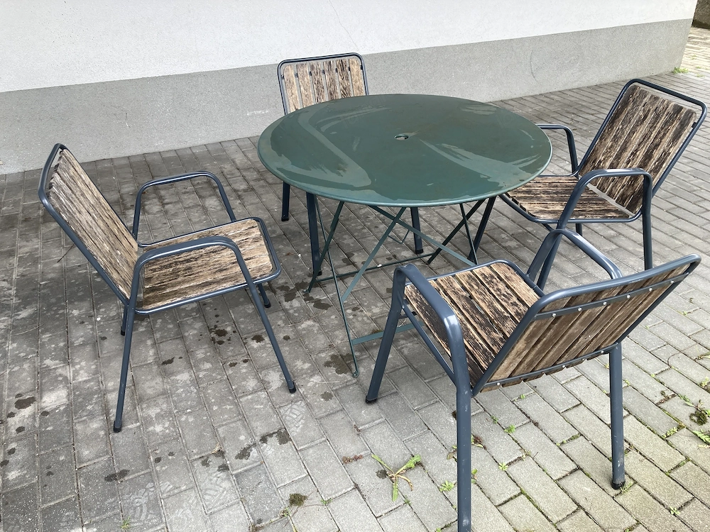 Gartenmöbel Set vintage 1 Tisch rund Blech und  4 Stühle Stahlgestell mit Eichenholz