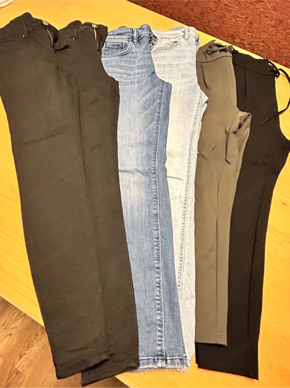 Jeans und Stoffhosen