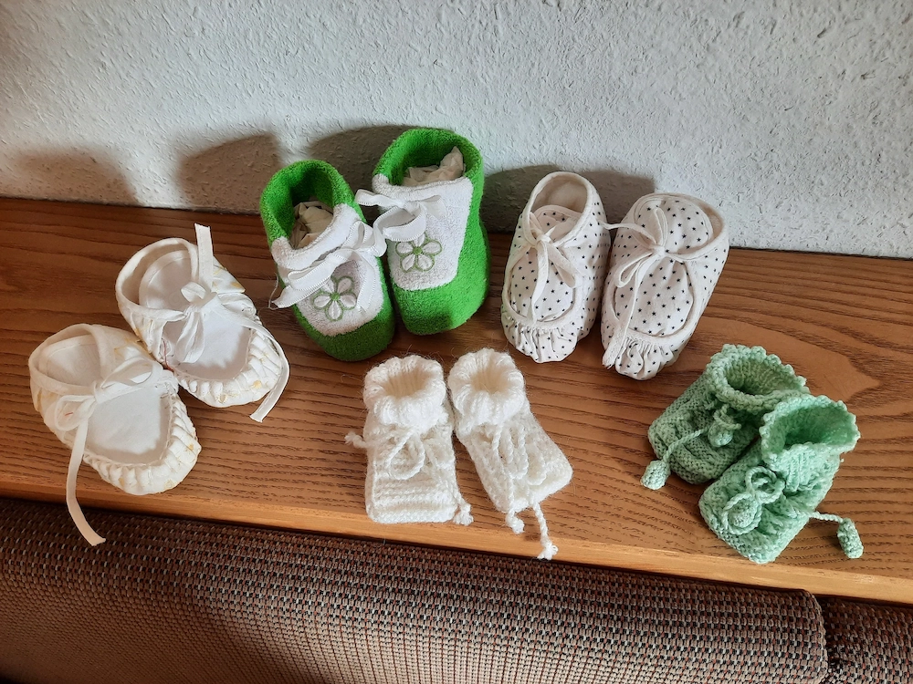Fünf Paar Babyschuhe