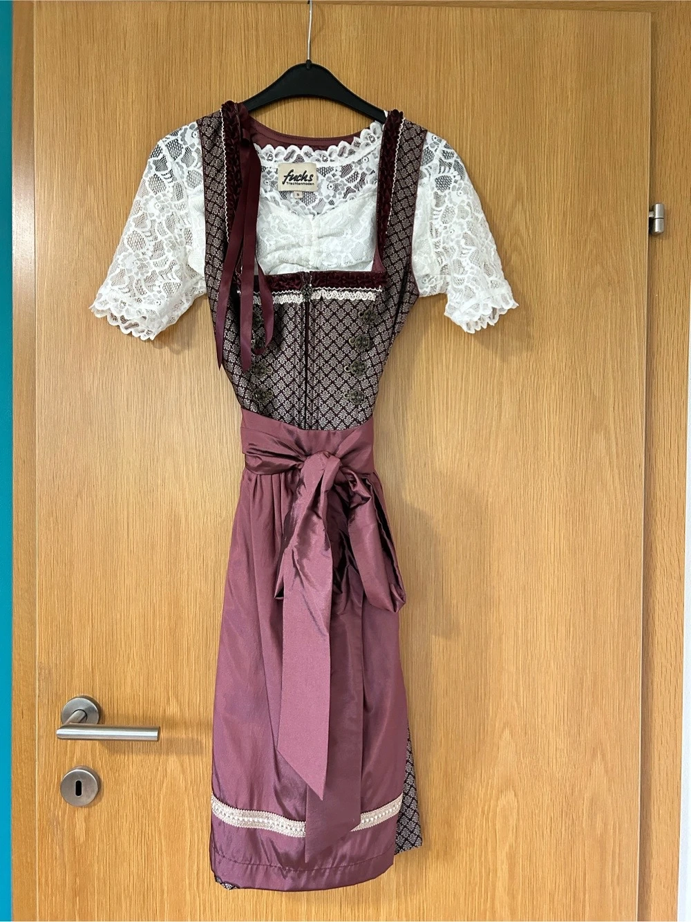 Dirndl mit Schürze und Bluse