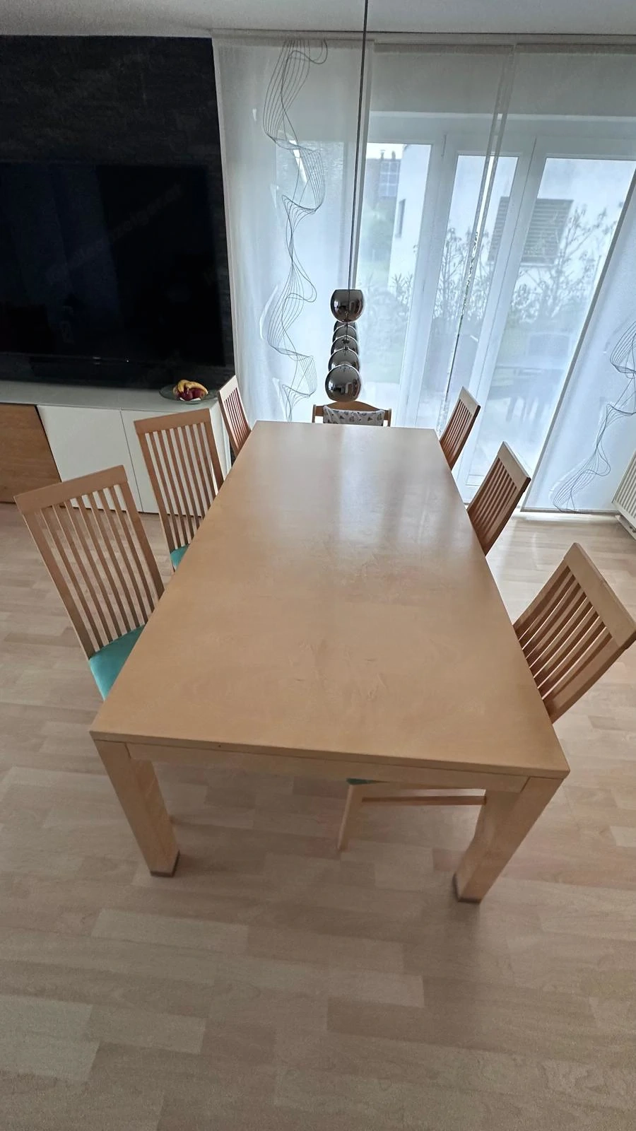 Esstisch mit 8 Stühlen zu verkaufen