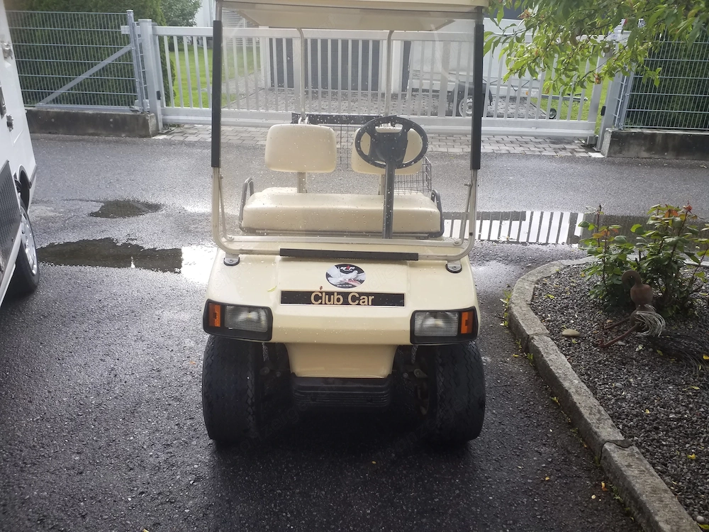 Golfcar mit Lagegerät