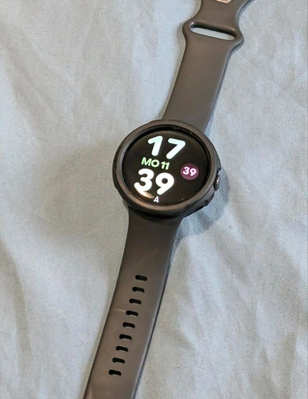 Google Pixel Watch 4 (41 mm)   Farbe: Obsidian Schwarz + Spigen Hülle