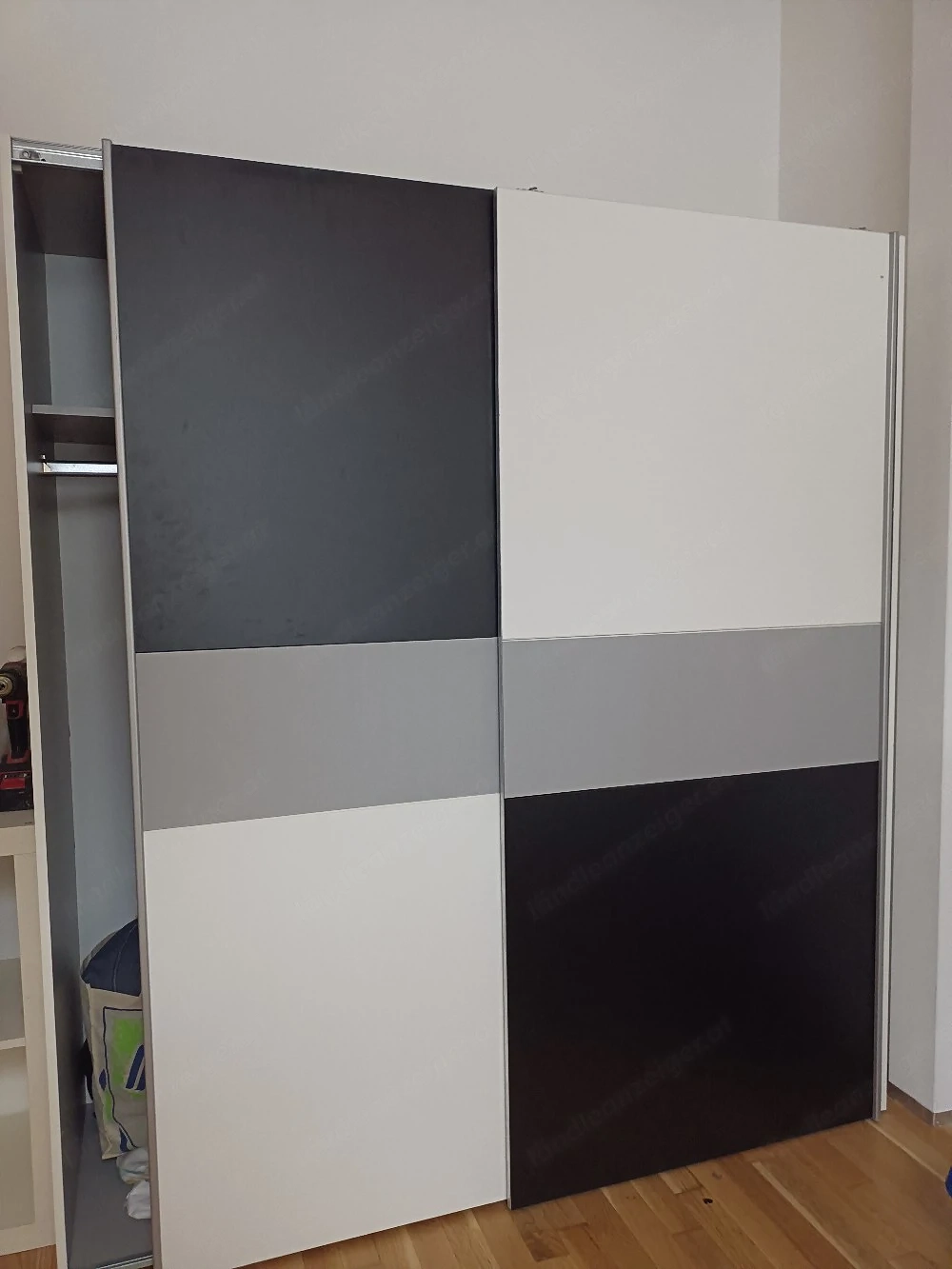 Kleiderschrank mit Schiebetüren 