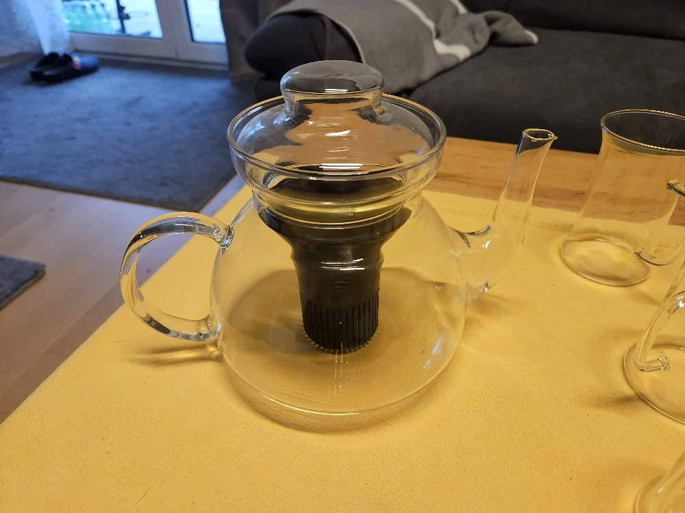 Teekanne mit 6 Gläsern