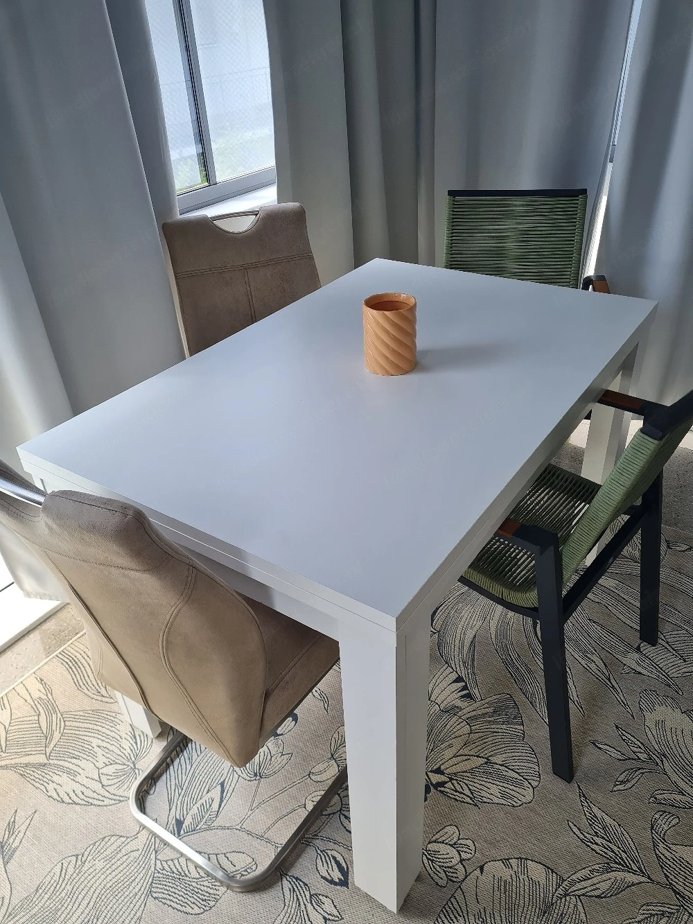 Holztisch 