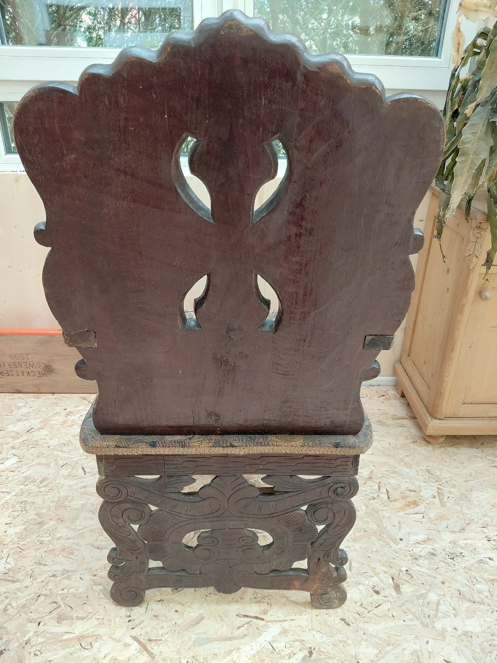antiker handgeschnitzter Stuhl
