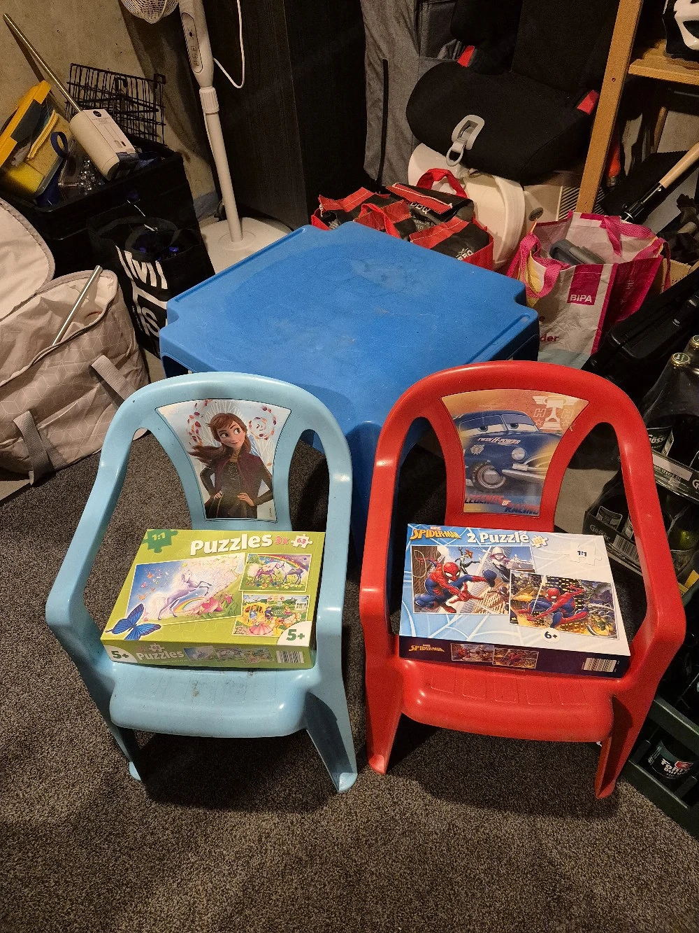 Kinder,Tisch und Stühle+ Puzzle
