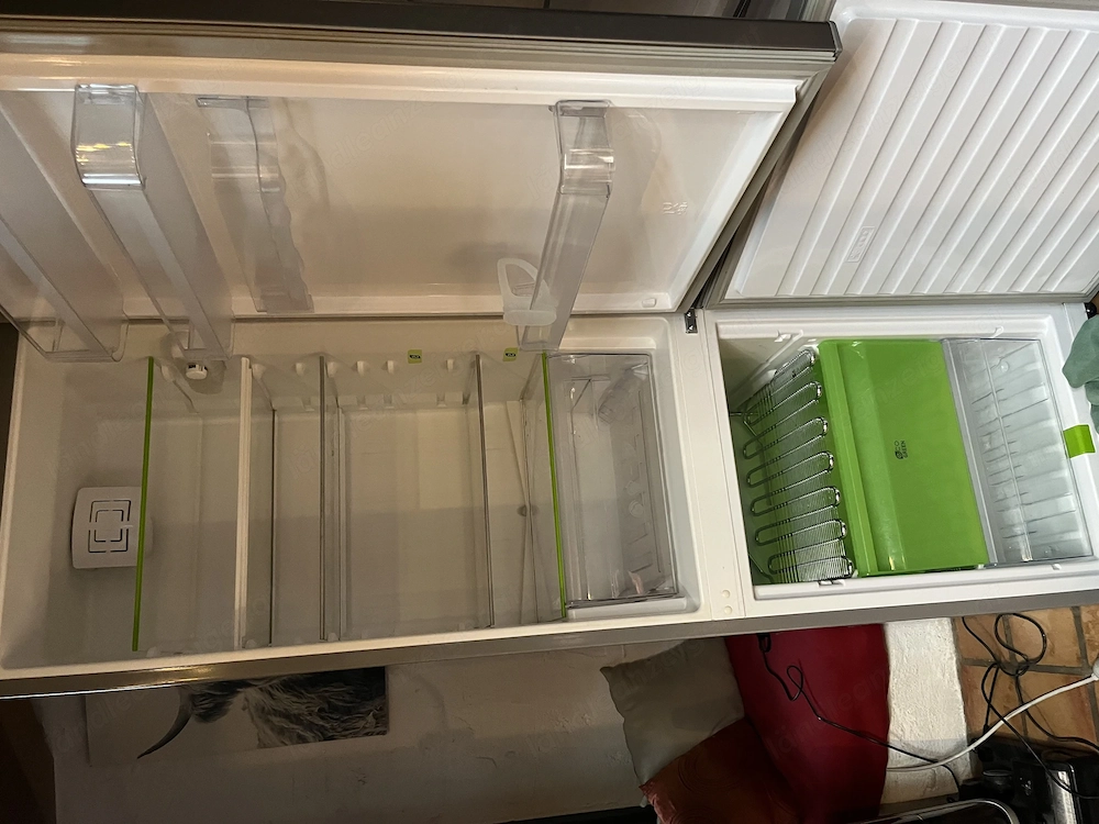 Großer Kühlschrank mit kühlfächern