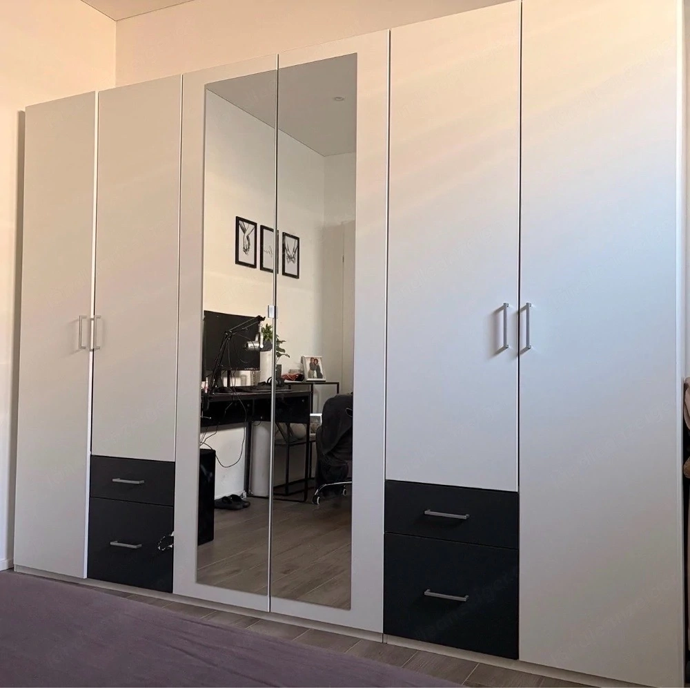 Kleiderschrank