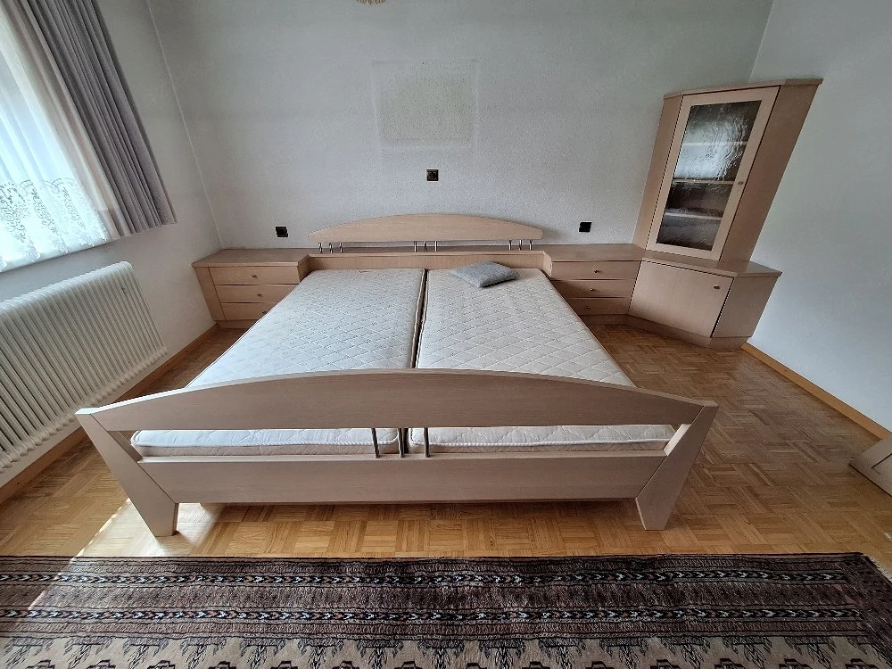 Bett mit angebauten Schränken