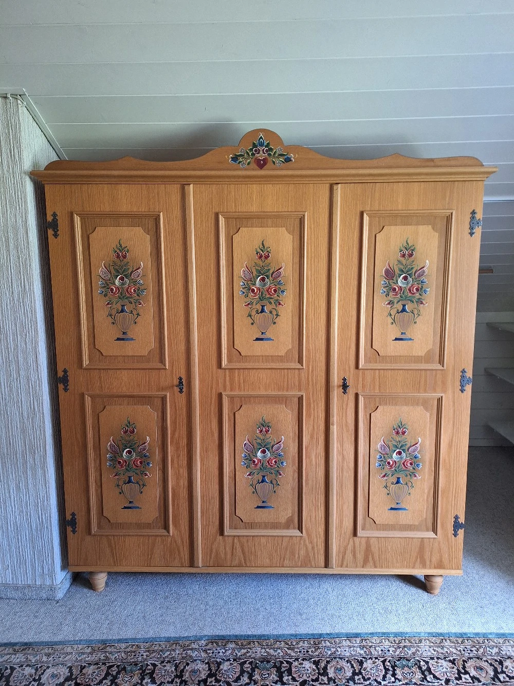Schlafzimmerkasten mit Bauenmalerei