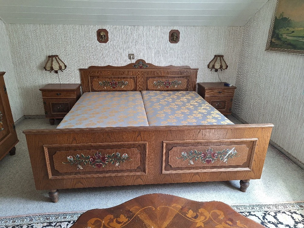 Bett mit Bauernmalerei