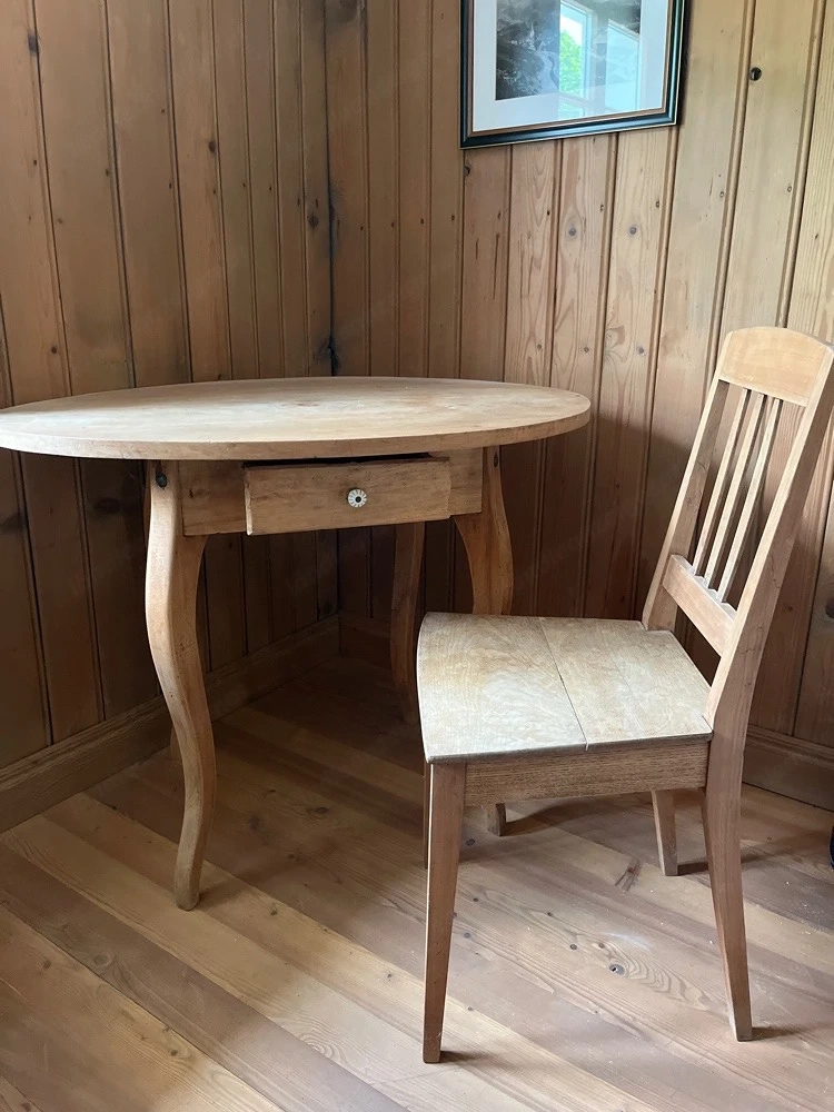 schöner, ovaler Tisch 